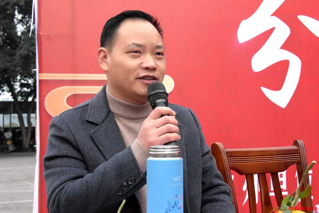 社主任林利参加分红仪式县供销社主任林利,县农业农村局干部周华坤