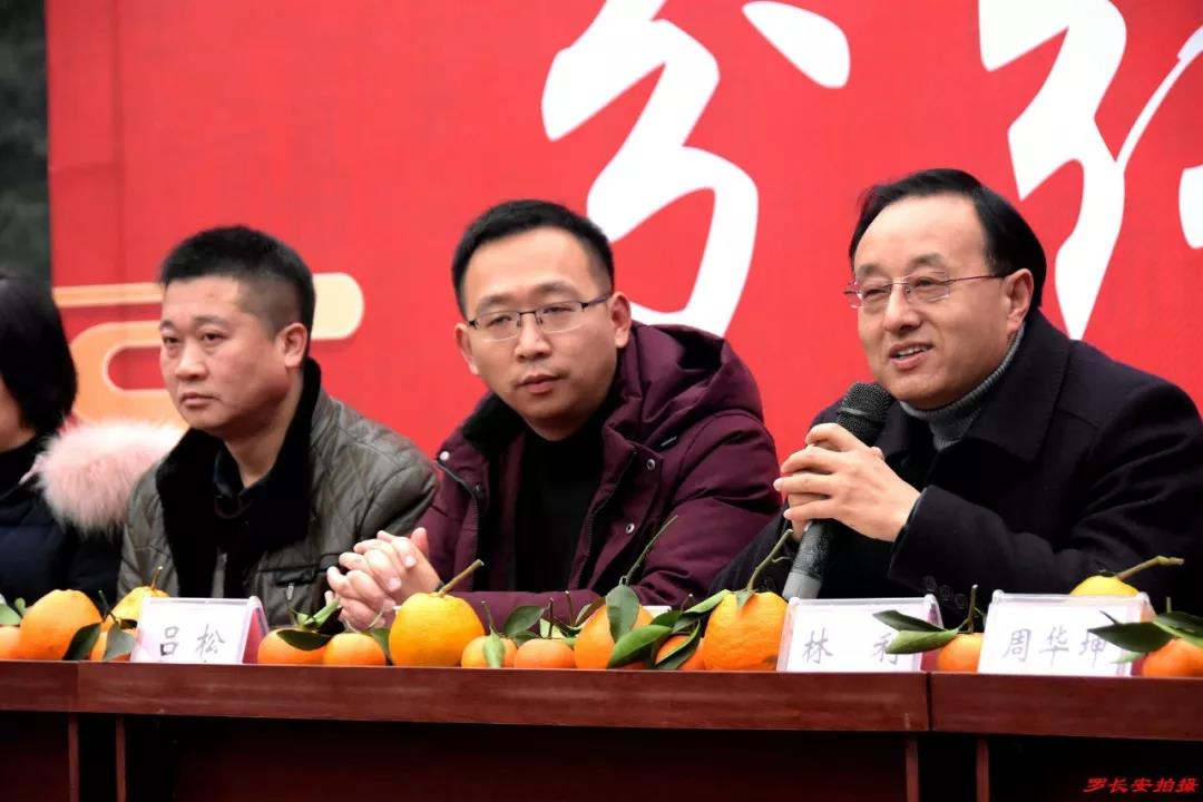 县供销社主任林利,县农业农村局干部周华坤,九井镇党委书记郭军,人大
