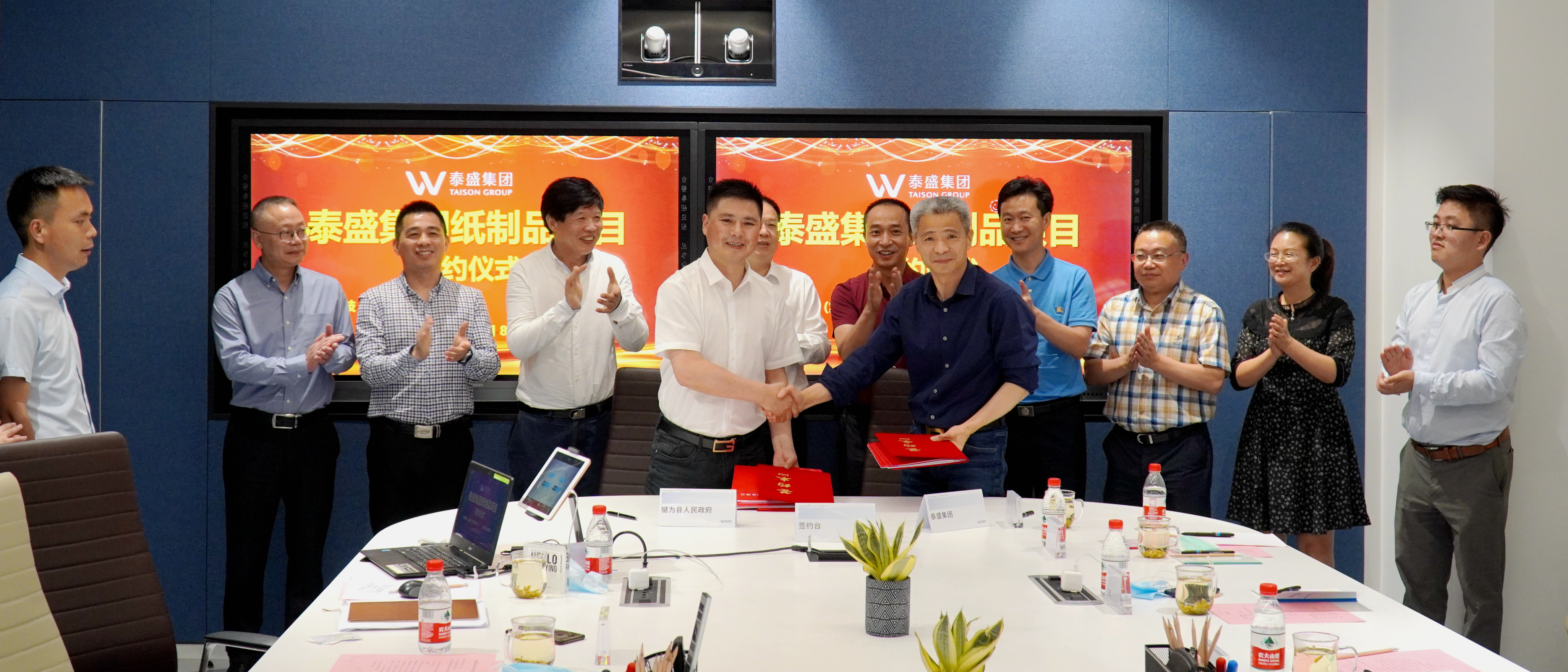 随后,孙廷鹏与泰盛集团总裁吴明希签订了泰盛集团纸制品项目投资协议.