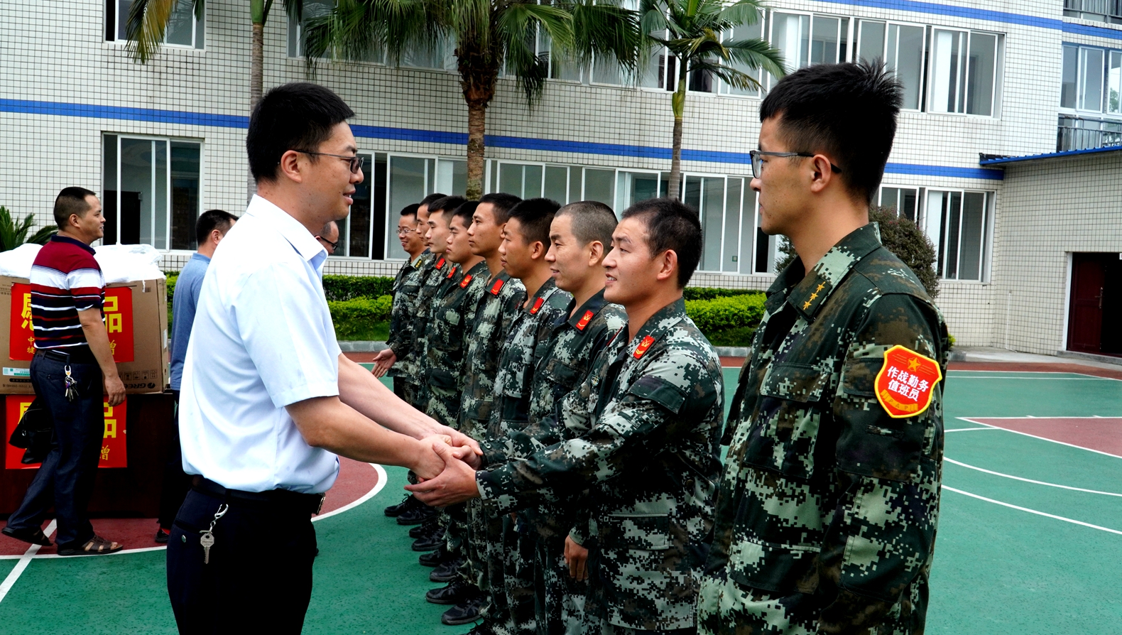 犍为县:迎八一 县领导慰问武警官兵和军休干部